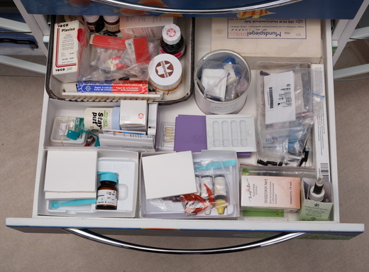 Вміст ящиків медичних меблів