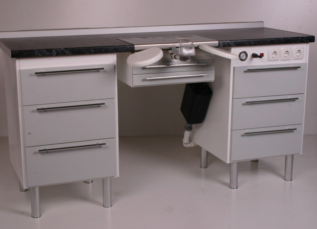 Зуботехнічний стіл з підлокітниками і фінагелем