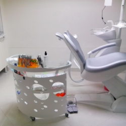 В інтер'єрі стоматологічного кабінету присутній медичний столик «Панок -2 овальний»